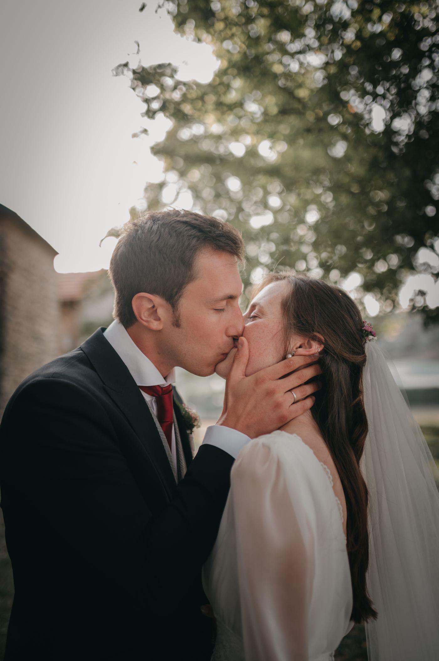 Beso de los novios a contraluz