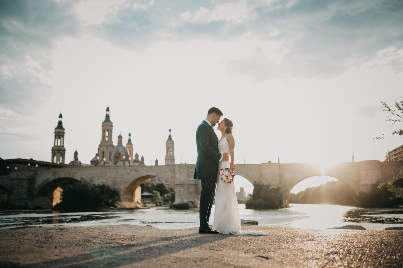 Novios a orillas del Ebro con la basílica del Pilar de Zaragoza al fondo