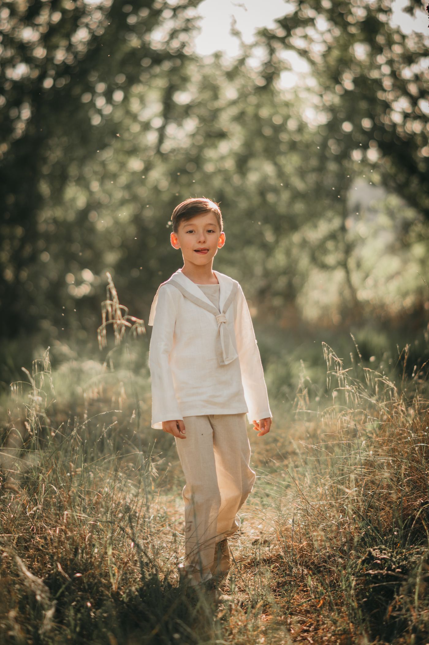 Niño de comunión caminando por la hierba