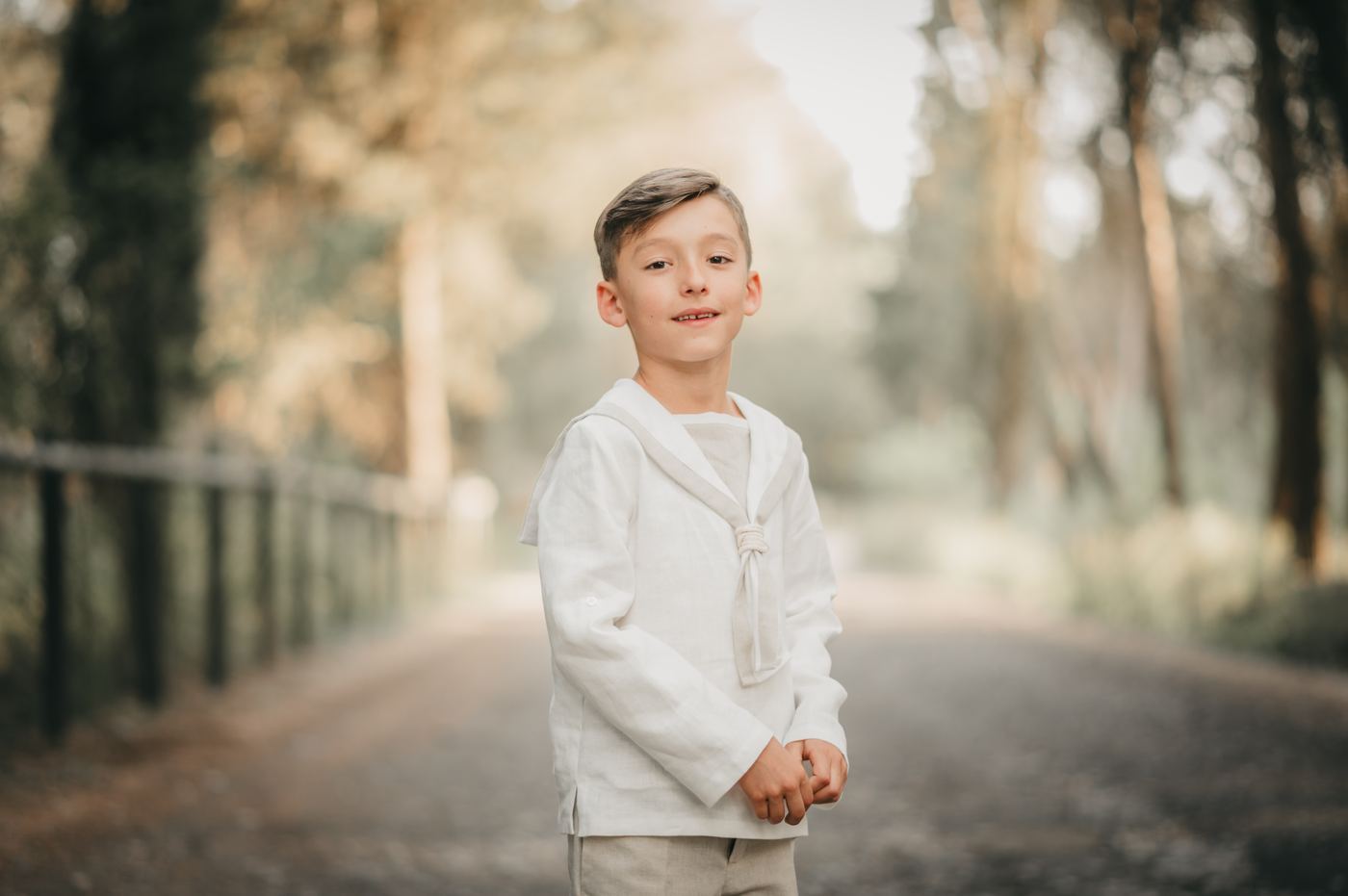 Retrato de niño de comunión en el camino