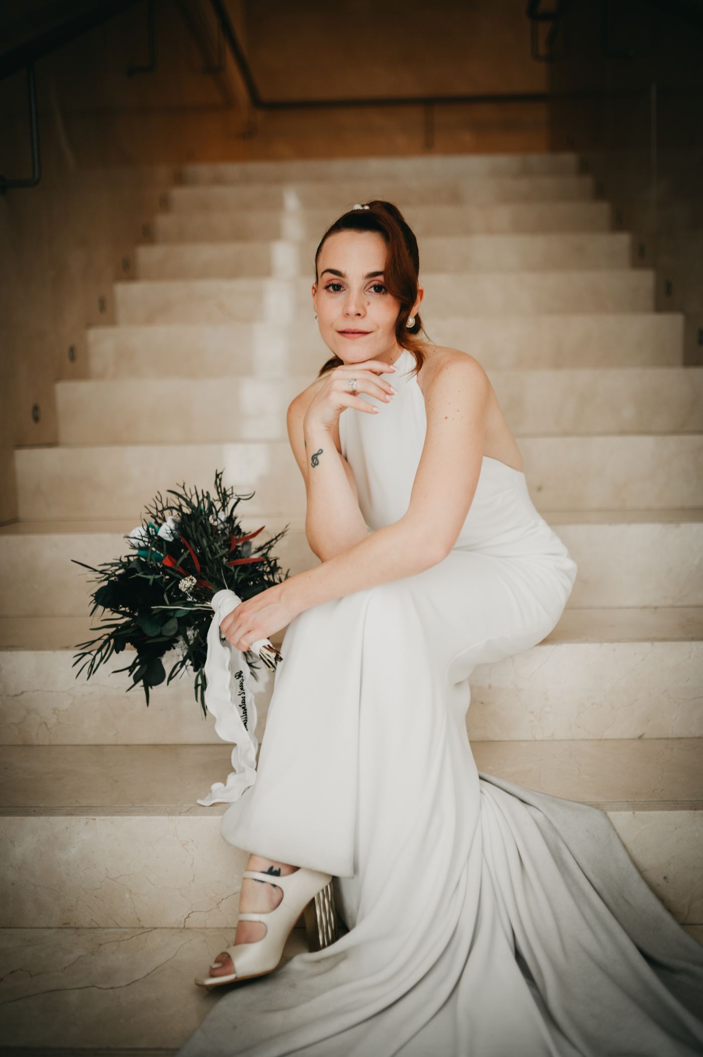 Retrato de la novia sentada en una escalera