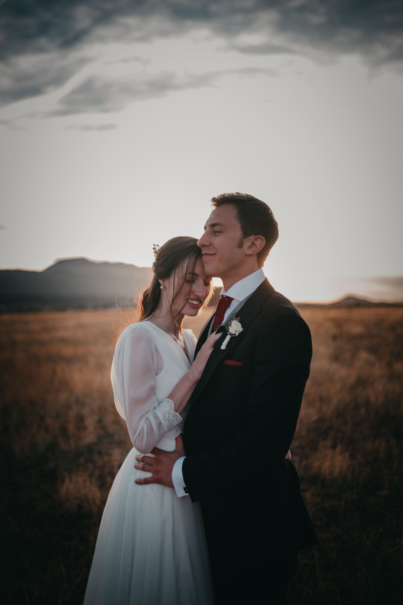 Retrato de los novios al atardecer