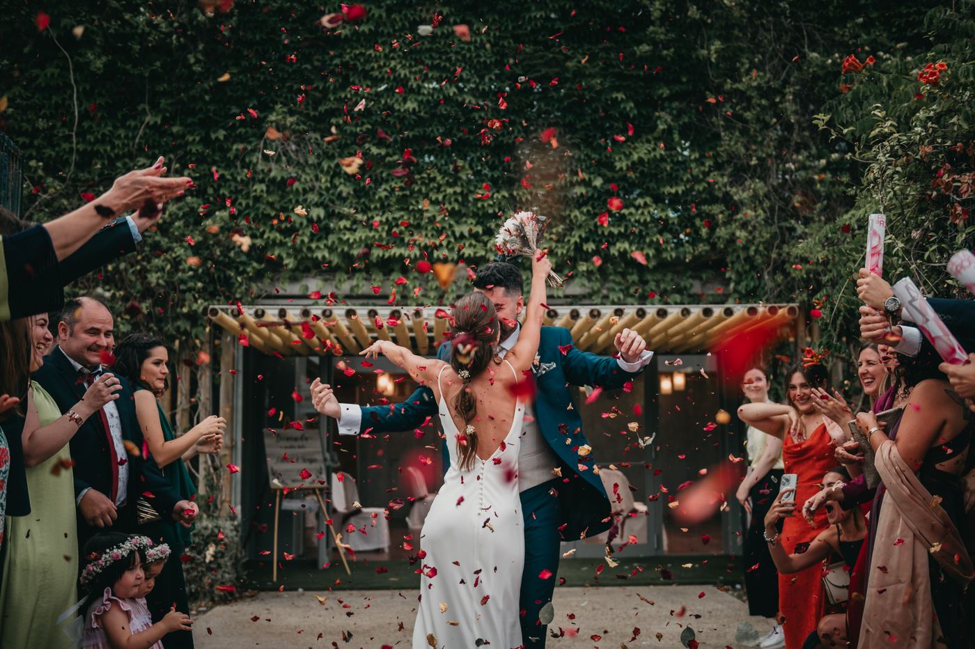 Salida de los novios entre confeti