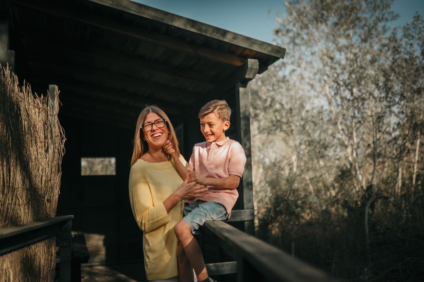 Madre e hijo sonriendo durante una sesión de familia